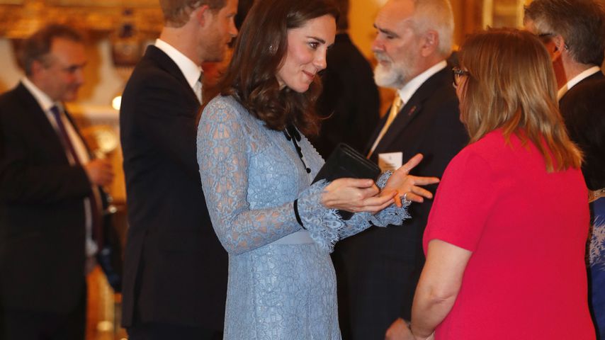 Endlich! Hier zeigt Herzogin Kate zum 1. Mal ihren Babybauch