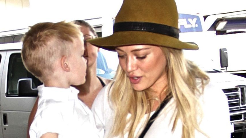 Hilary Duff mit Sohn Luca am Flughafen von Los Angeles
