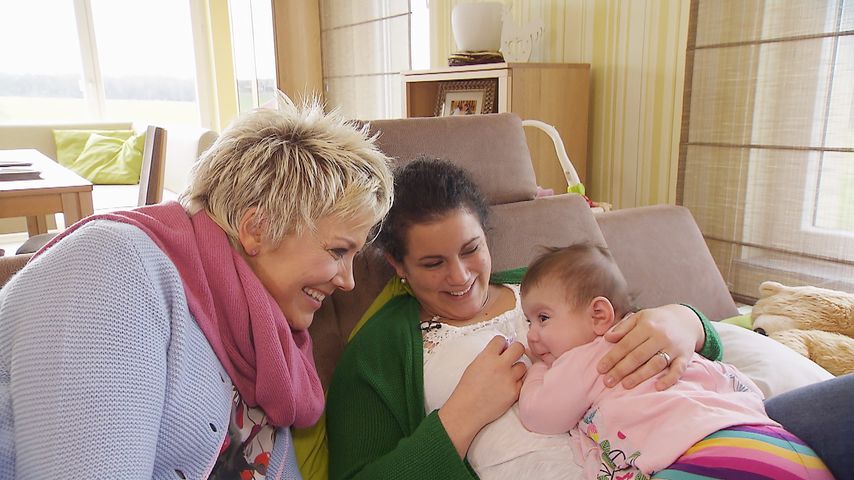 Inka Bause (l.) mit Victoria und Charlotte bei "Bauer sucht Frau"