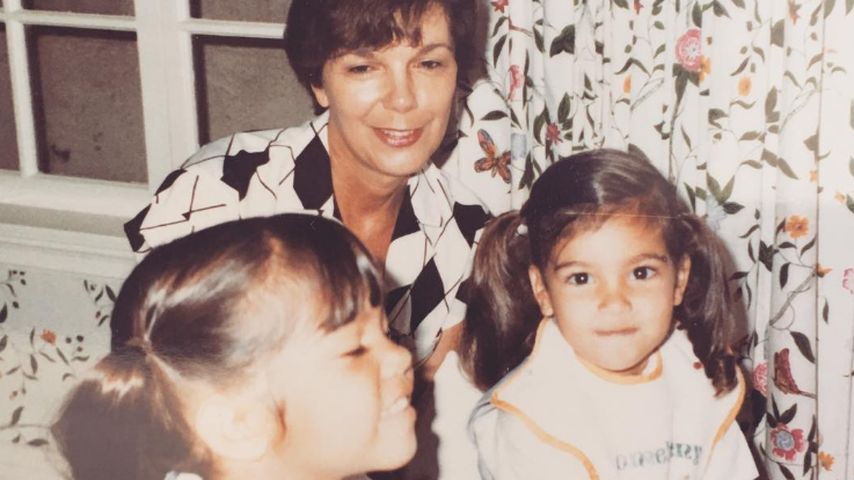 Kim Kardashian (r.) mit ihrer Schwester Kourtney (l.) und Großmutter Mary Jo Shannon