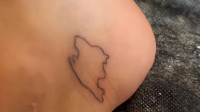 Jada Karabas' Mallorca-Tattoo auf ihrem Fuß