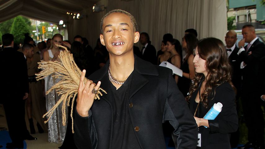 Dreadlock-Strauß & Grillz: Jaden Smith schockt mit Outfit