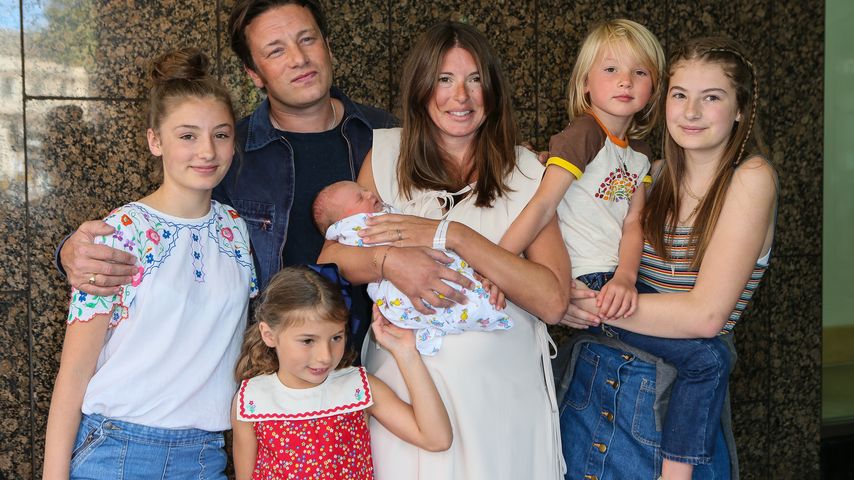 Jamie Oliver mit seiner Ehefrau Jools und den fünf gemeinsamen Kindern
