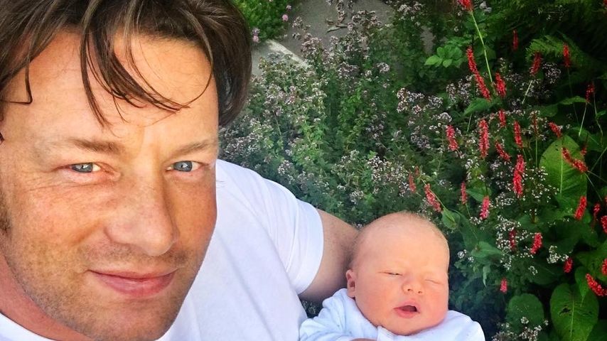 Jamie Oliver und sein neugeborener Sohn im Garten
