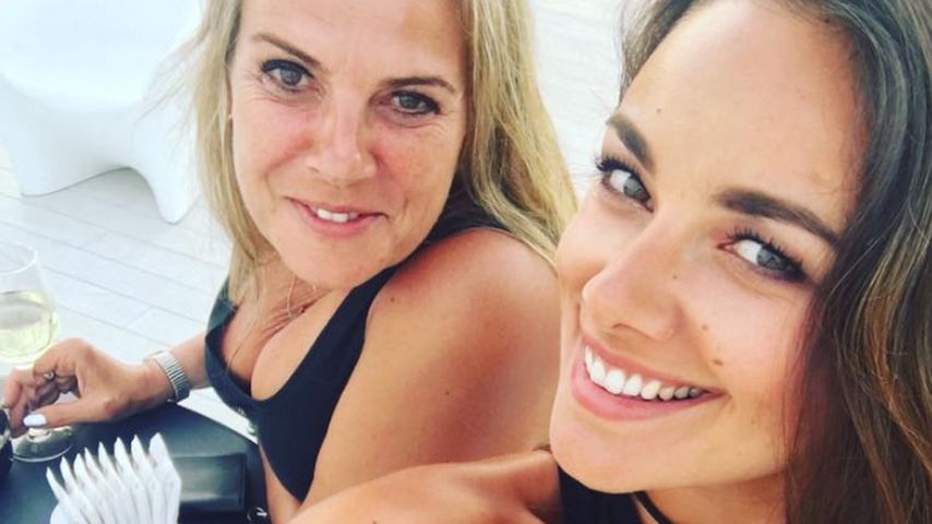 Janina Uhse mit ihrer Mutter auf Ibiza