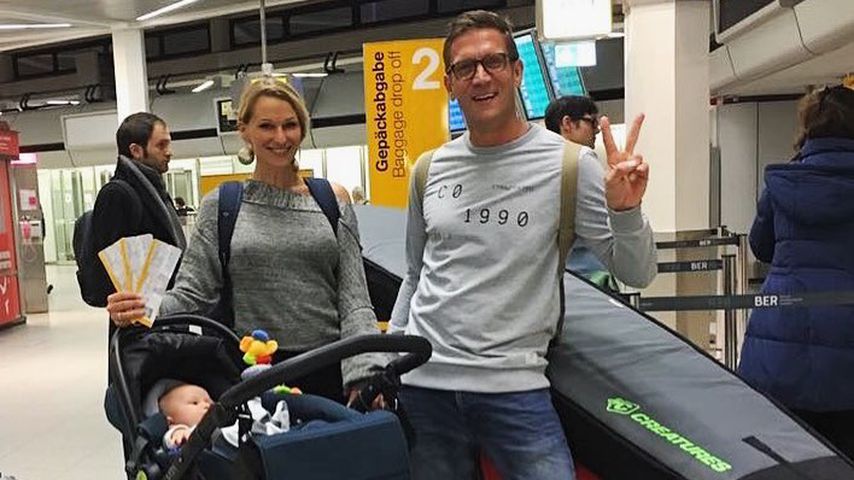 Janni Hönscheid und Peer Kusmagk mit Emil-Ocean am Flughafen