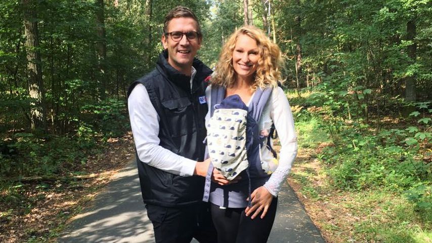 Janni Hönscheid und Peer Kusmagk mit Baby Emil-Ocean beim Wald-Spaziergang