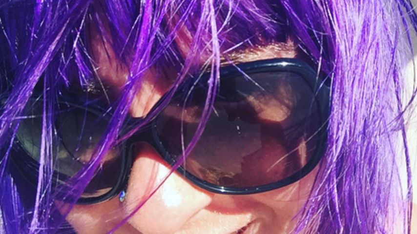 Jasmin Madeleine mit farbigen Haaren