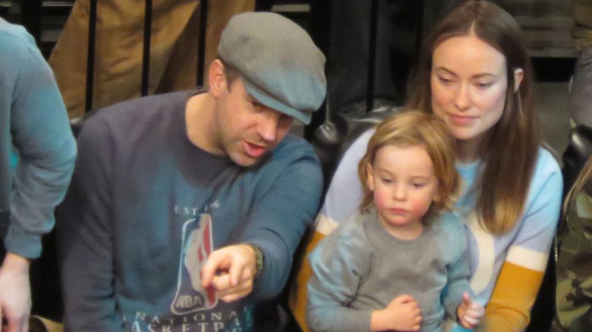 Jason Sudeikis, Sohn Otis und Olivia Wilde beim Basketball-Spiel in New York