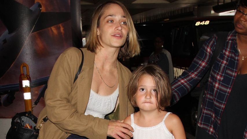 Jemima Kirke mit Tochter am Flughafen von L.A.