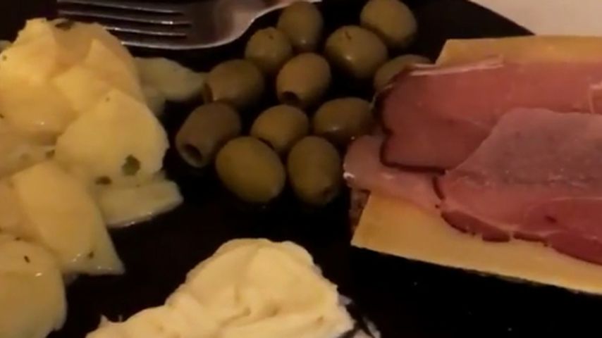 Jenefer Riili zeigt ihr Essen