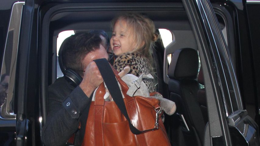 Jeremy Renner mit Töchterchen Ava am Flughafen von Los Angeles