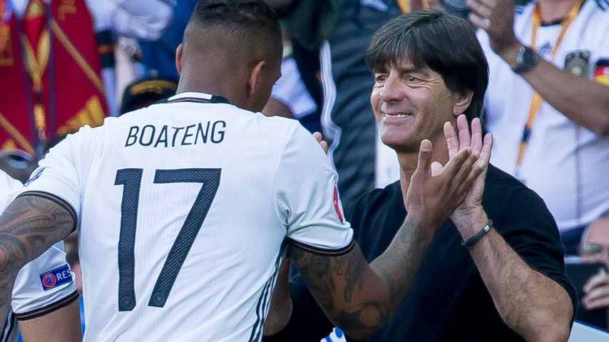 Jérôme Boateng und Jogi Löw bei der Auswechslung des Abwehrspielers beim EM-Achtelfinale