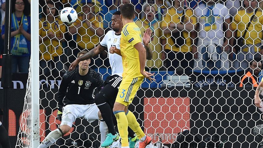 Jérôme Boateng verhindert ein Tor bei der EM 2016
