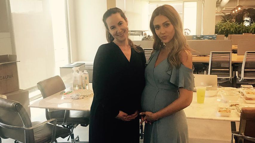 Jessica Alba (r.) und eine Freundin