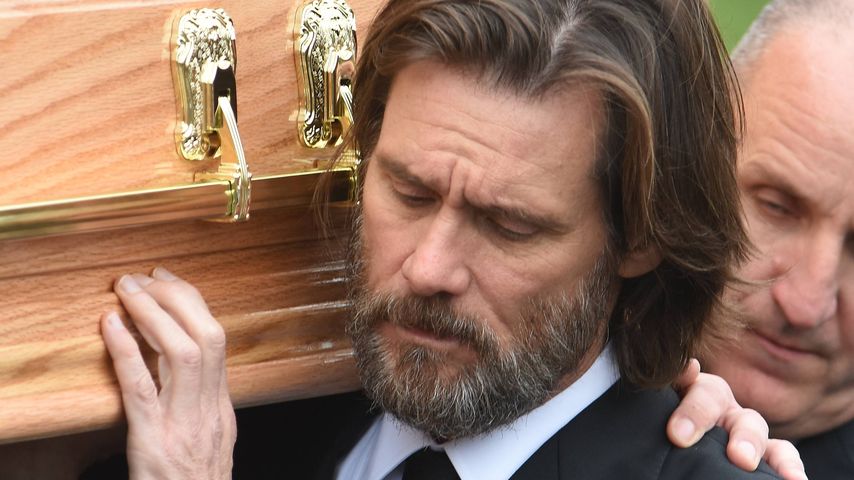 Jim Carrey trägt den Sarg von Cathriona