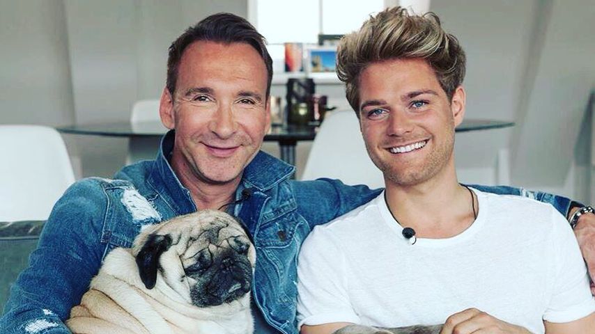 Jochen Bendel mit seinem Ehemann Matthias Bendel-Pridöhl und seinen Hunden