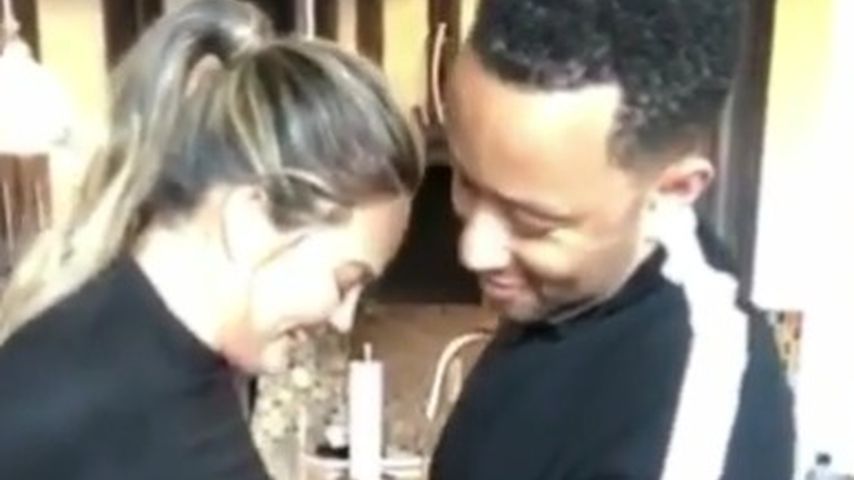 Helfer-Hubby: John Legend zwängt seine Chrissy in die Hose!