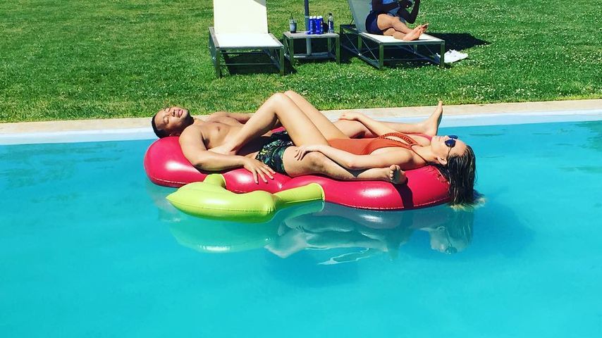 John Legend und Chrissy Teigen im Pool eines Sommerhauses in den Hamptons