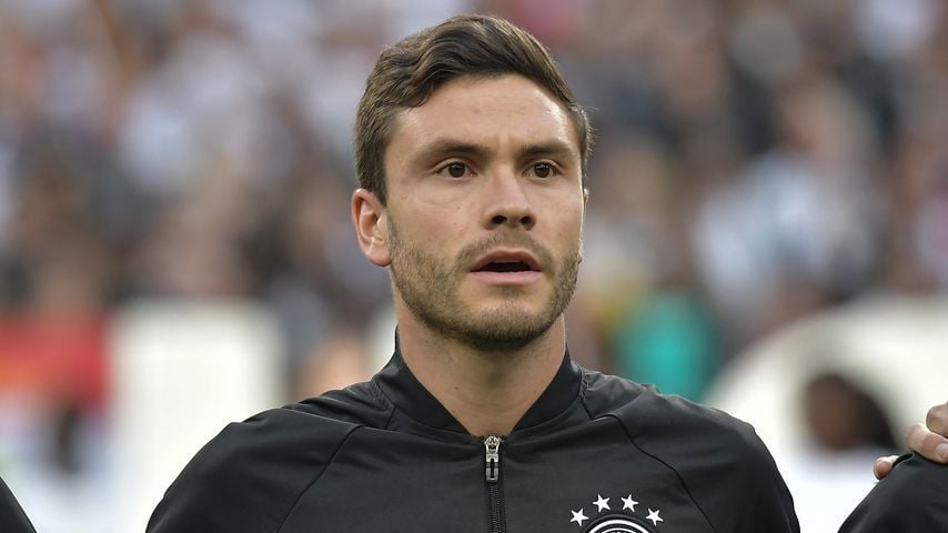 Jonas Hector bei der Nationalhymne während der EM 2016
