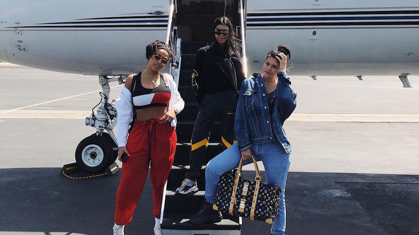 Jordyn Woods, Kourtney Kardashian und Kylie Jenner vor ihrem Privatjet