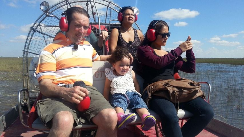 Narumol und Bauer Josef beim Airboat-Fahren