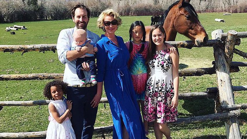 Josh Kelley und Katherine Heigl mit ihren Kids Adalaide, Joshua und Nancy und einer Freundin Ostern