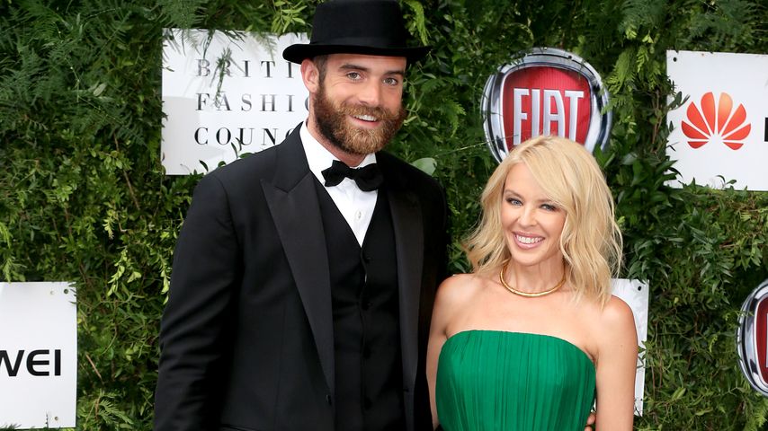 Joshua Sasse und Kylie Minogue