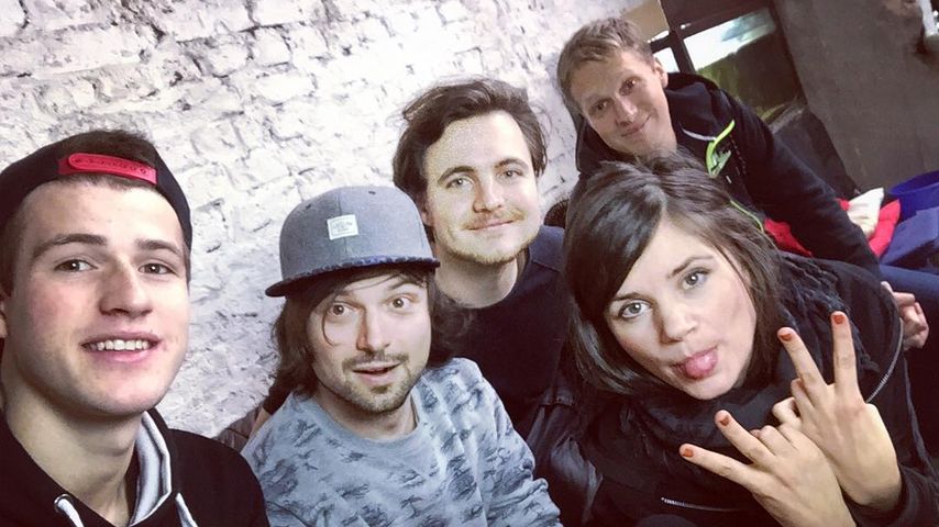Joyce Ilg mit Oliver Pocher (hinten) und anderen Youtubern bei einem Dreh