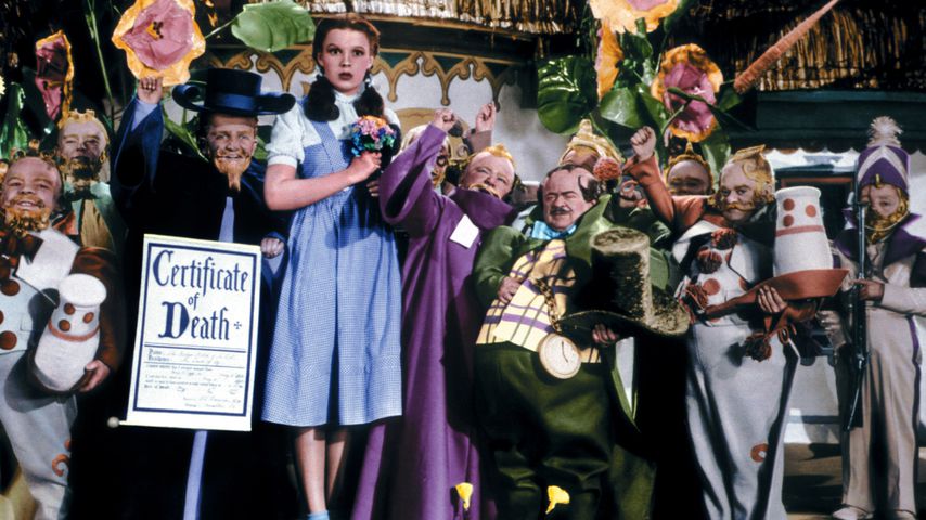 Judy Garland mit Zwergen-Darstellern in "Der Zauberer von Oz" 1939
