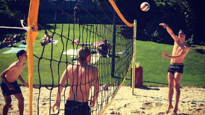Julian Weigl und Manuel Neuer bei einem Beachvolleyball-Match
