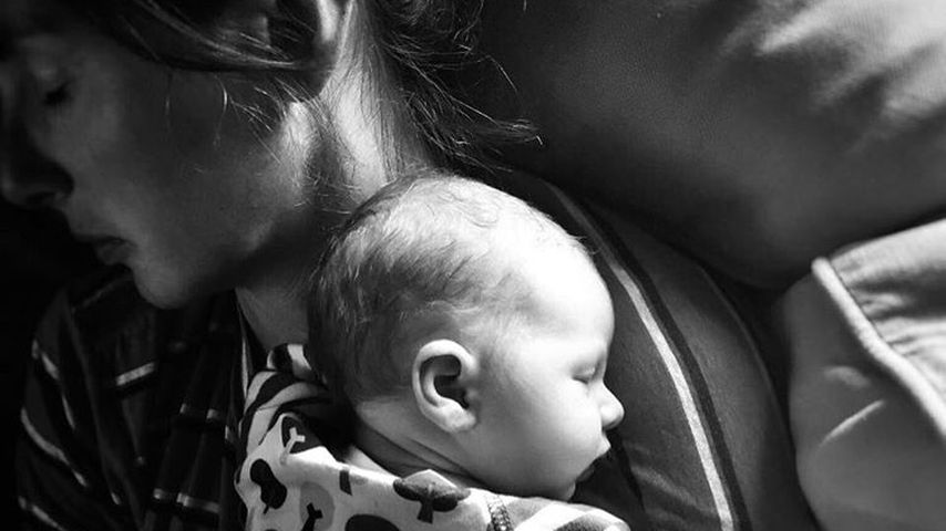 Juliette Oliver mit ihrem neugeborenen Sohn River Rocket