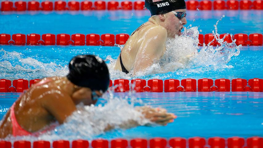 Die Russin Julija Jefimowa (vorne) und die Amerikanerin Lilly King beim 100-Meter-Brust-Rennen