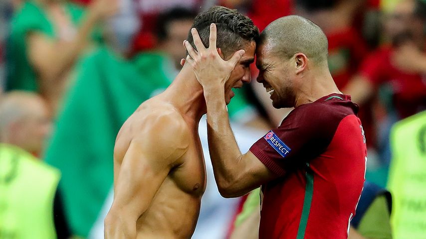 Cristiano Ronaldo mit Teamkollegen Pepe nach dem EM-Finale Portugal gegen Frankreich