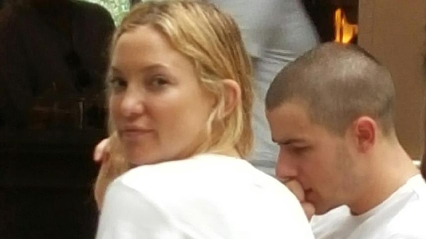 Kate Hudson und Nick Jonas in einem Café