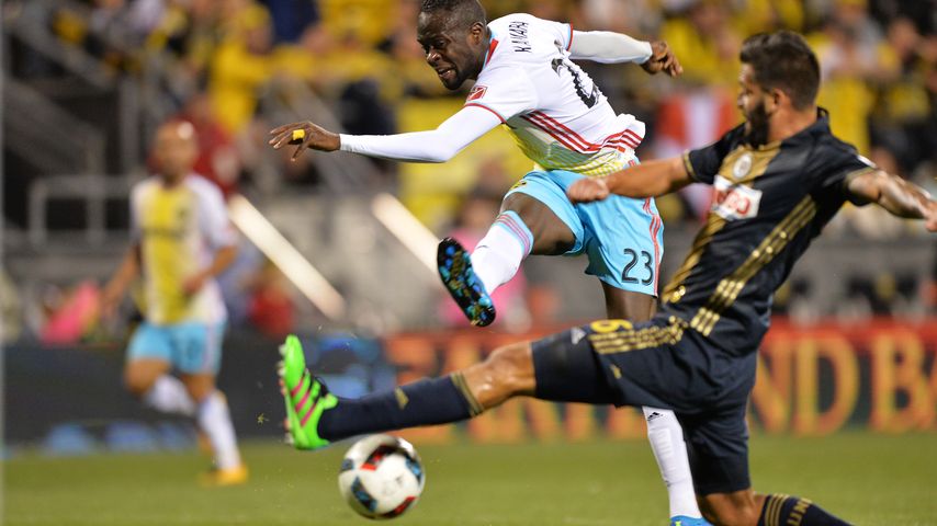 Kei Kamara zieht ab, Richie Marquez (r.) kommt zu spät
