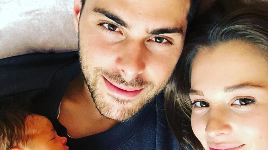 Kevin Volland mit seiner Tochter und seiner Frau Katja Fichtl
