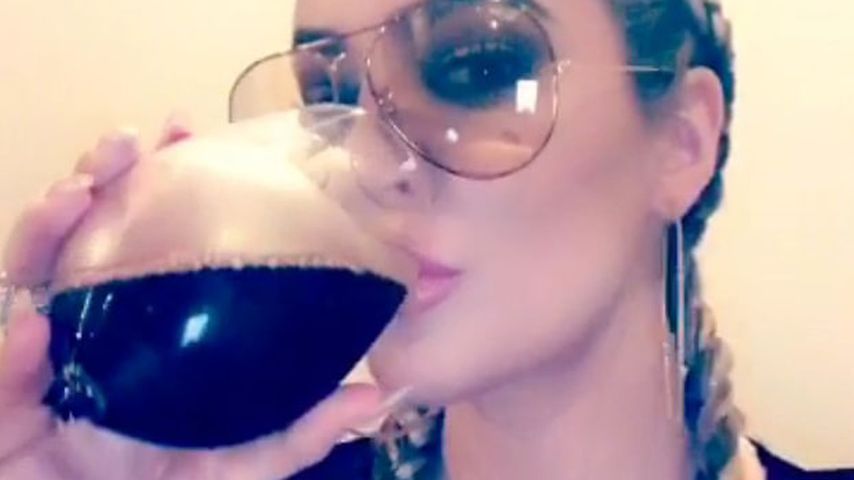 Khloe Kardashian bei einem Essen mit Freunden