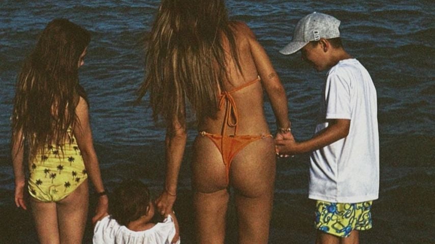 Kim Gloss mit ihren zwei Töchtern und ihrem Stiefsohn