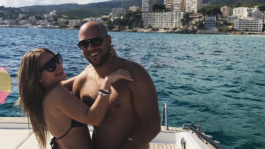 Urlaubsspaß: Kim Gloss brät Käse auf Kopf ihres Freundes