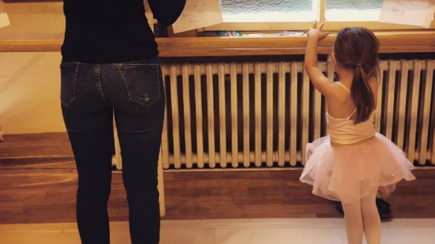 Amelia Stark (r.) bei ihrer ersten Balletstunde