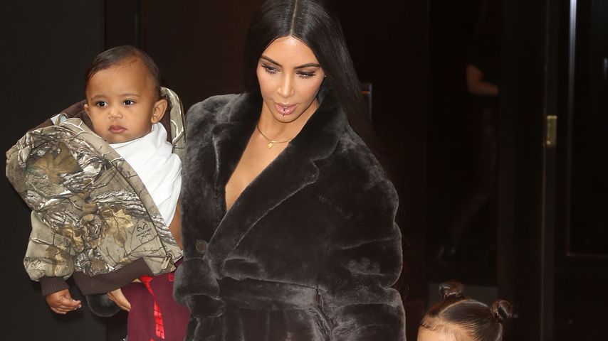 Kim Kardashian mit ihren Kindern Saint und North West