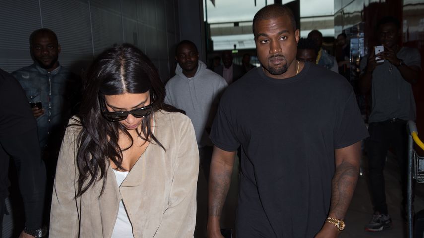 Kim Kardashian und Kanye West am Flughafen von Paris