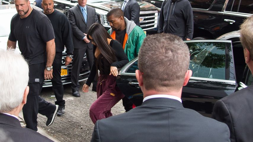 Kim Kardashian und Kanye West, umringt von Bodyguards, in New York