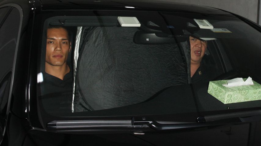 Kim Kardashian versteckt sich in einem Auto