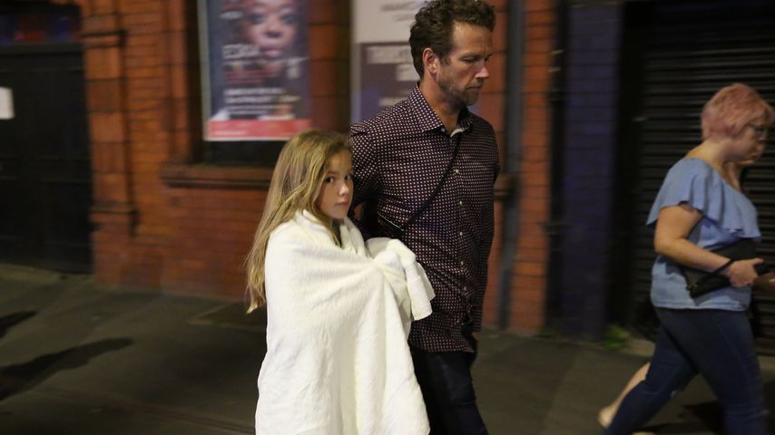 Nach Anschlag in Manchester: Polizisten kümmern sich um Konzert-Besucher
