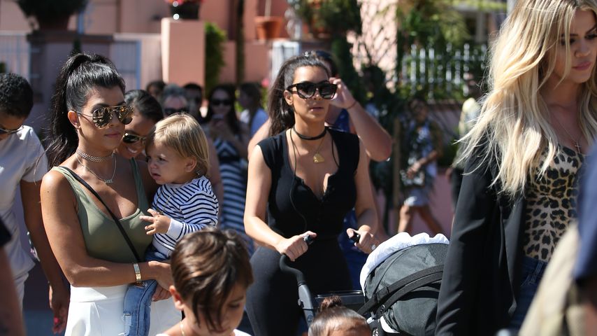 Kourtney, Kim und Khloe Kardashian mit ihren Kids