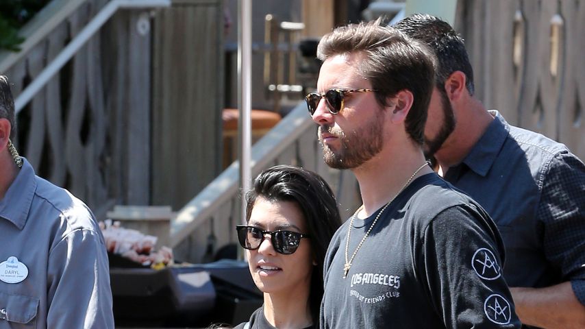Kourtney Kardashian und Scott Disick mit ihren Kids im Disneyland