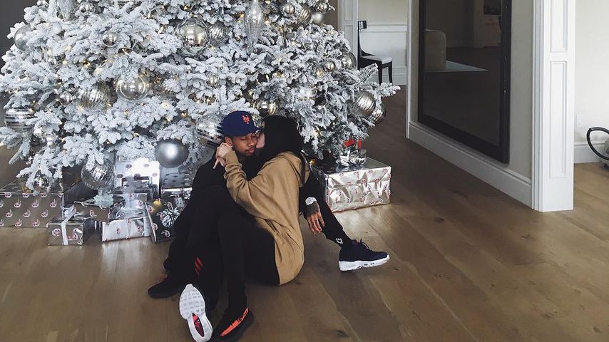 Kylie Jenner mit Freund Tyga unter dem Weihnachtsbaum