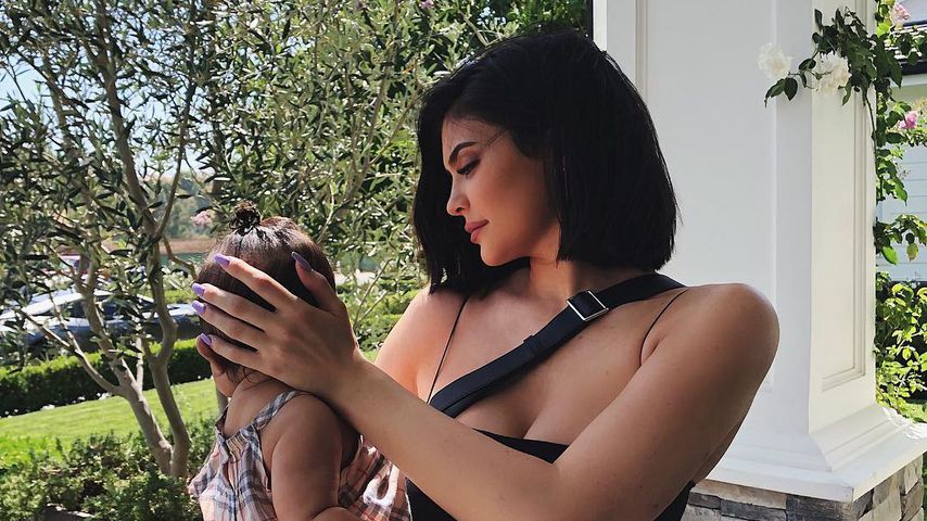 Bauchfrei und Haarknoten: Neues Stormi-Kylie-Bild verzückt
